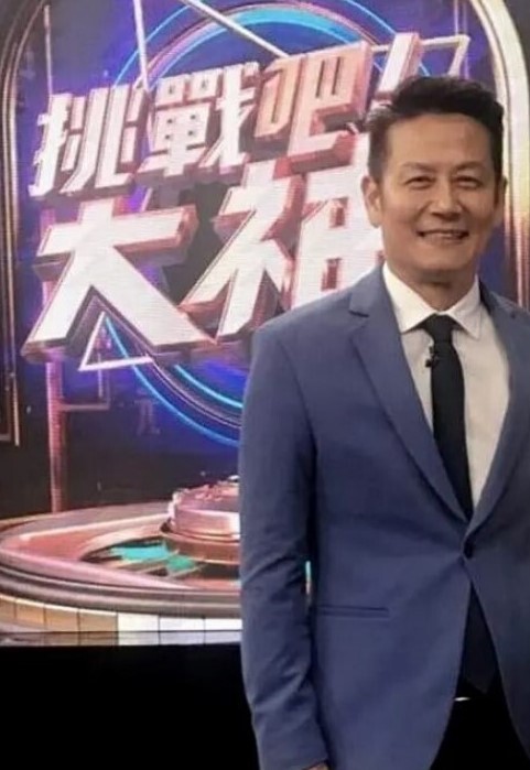 LonelyMeow圣诞献礼_性感黑丝诱惑粗大加鸡巴自慰后被老外真鸡巴爆操_按在桌子上疯狂输出 - 91插骚鲍